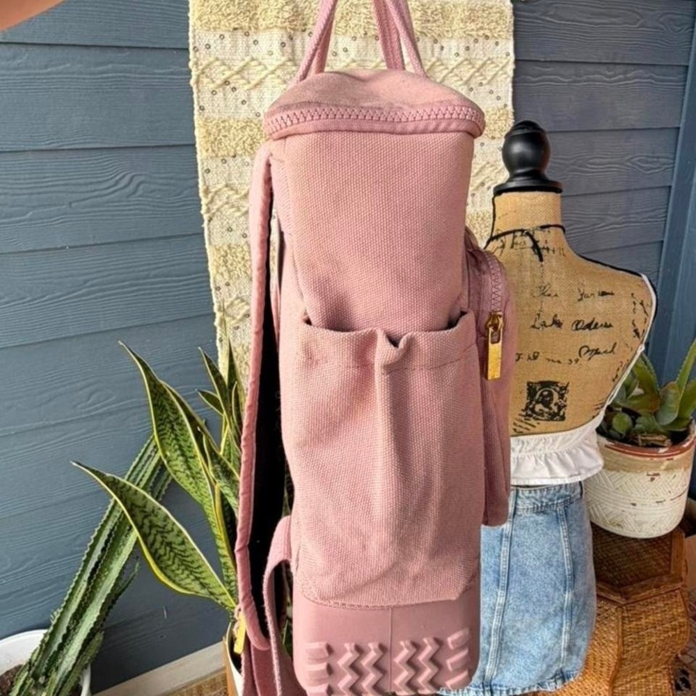 Bogg Bag Travel Canvas Backpack in the shade Blush - Picture 2 of 8